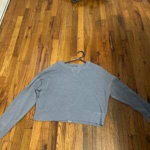 Pull over sweatshirt
zipper in middle back
Cropped